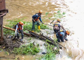 Jaga Kelestarian Cagar Budaya, Sampah di Bawah Jembatan Lama Dibersihkan