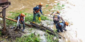 Jaga Kelestarian Cagar Budaya, Sampah di Bawah Jembatan Lama Dibersihkan
