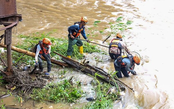Jaga Kelestarian Cagar Budaya, Sampah di Bawah Jembatan Lama Dibersihkan