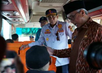 Pantau Kesiapan Mudik Lebaran 2025, Gus Qowim Sapa Penumpang Bus dan KA