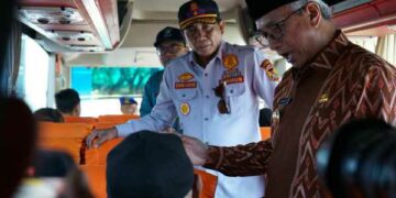 Pantau Kesiapan Mudik Lebaran 2025, Gus Qowim Sapa Penumpang Bus dan KA
