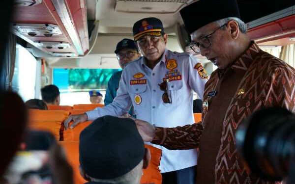 Pantau Kesiapan Mudik Lebaran 2025, Gus Qowim Sapa Penumpang Bus dan KA