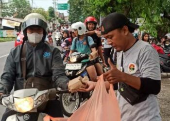 Buka Puasa Jadi Lebih Berkah, RSTN Bagikan Takjil di Tiga Titik Kota Kediri