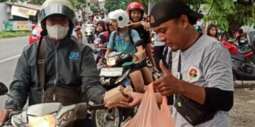 Buka Puasa Jadi Lebih Berkah, RSTN Bagikan Takjil di Tiga Titik Kota Kediri