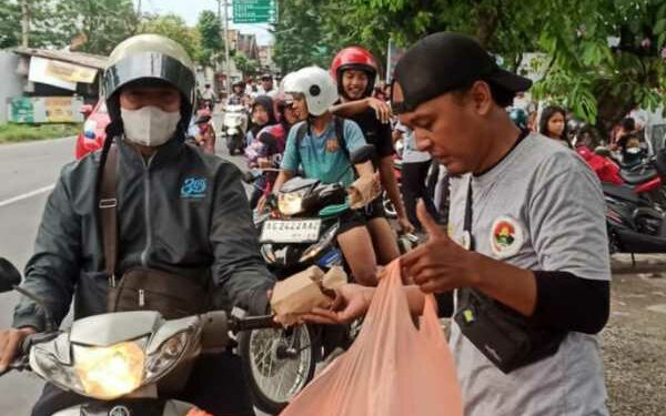 Buka Puasa Jadi Lebih Berkah, RSTN Bagikan Takjil di Tiga Titik Kota Kediri