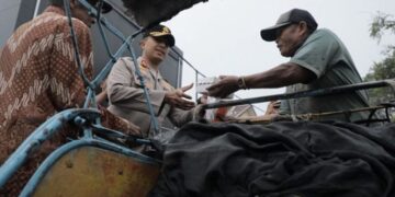 Berbagi Berkah, Kapolres Kediri Kota Berbagi Takjil Kepada Pengguna Jalan