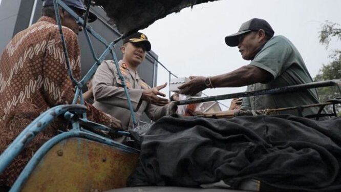Berbagi Berkah, Kapolres Kediri Kota Berbagi Takjil Kepada Pengguna Jalan