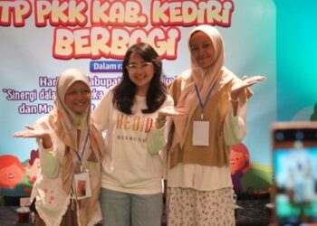Berbagi Kebahagiaan, Mbak Cicha Beri Santunan Anak Yatim Belanja Baju Lebaran