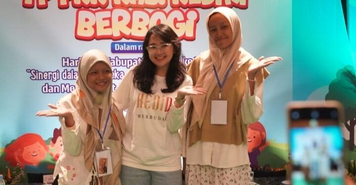 Berbagi Kebahagiaan, Mbak Cicha Beri Santunan Anak Yatim Belanja Baju Lebaran