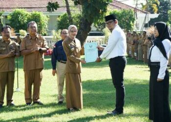 Serahkan SK 25 PNS – 193 PPPK, Wali Kota Kediri Terima Penghargaan BKN