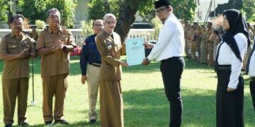 Serahkan SK 25 PNS – 193 PPPK, Wali Kota Kediri Terima Penghargaan BKN