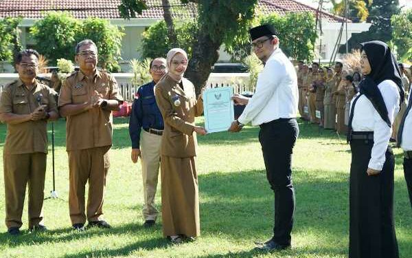 Serahkan SK 25 PNS – 193 PPPK, Wali Kota Kediri Terima Penghargaan BKN