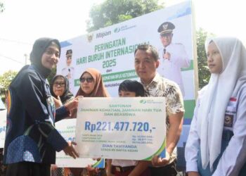 Mbak Wali Serahkan Santunan BPJS Ketenagakerjaan Kepada 14 Penerima Manfaat