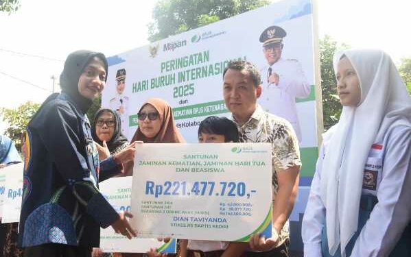 Mbak Wali Serahkan Santunan BPJS Ketenagakerjaan Kepada 14 Penerima Manfaat