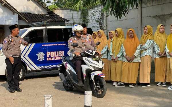Edukasi Lalu Lintas di Lingkungan Santri, Polres Kediri Gelar Ponpes Road Safety