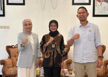 Rektor Udinus Serahkan 25 Beasiswa Penuh kepada Wali Kota Kediri