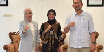 Rektor Udinus Serahkan 25 Beasiswa Penuh kepada Wali Kota Kediri