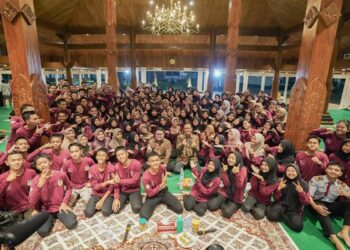 Didampingi Mas Dhito, Anies Baswedan Sapa Siswa SMA Dharma Wanita Boarding School