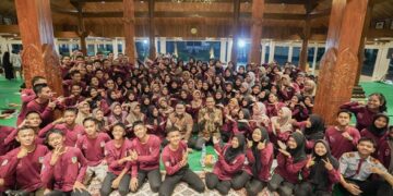 Didampingi Mas Dhito, Anies Baswedan Sapa Siswa SMA Dharma Wanita Boarding School