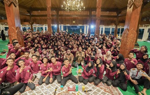 Didampingi Mas Dhito, Anies Baswedan Sapa Siswa SMA Dharma Wanita Boarding School