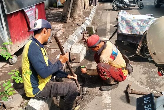 Cegah Genangan Air di Beberapa Ruas Jalan Kota Kediri, DPUPR Turun Tangan Lakukan Pembersihan Inlet