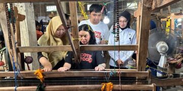 Kenalkan Potensi Kota Kediri, Mbak Wali Ajak Pemain Film Cocote Tonggo Ke Kampung Tenun Ikat Bandar Kidul