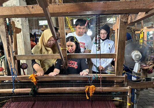 Kenalkan Potensi Kota Kediri, Mbak Wali Ajak Pemain Film Cocote Tonggo Ke Kampung Tenun Ikat Bandar Kidul