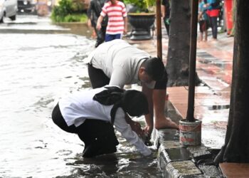 Mbak Vinanda Tinjau Banjir di Kota Kediri, Pungut Sampah yang Tutup Gorong-gorong