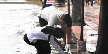 Mbak Vinanda Tinjau Banjir di Kota Kediri, Pungut Sampah yang Tutup Gorong-gorong