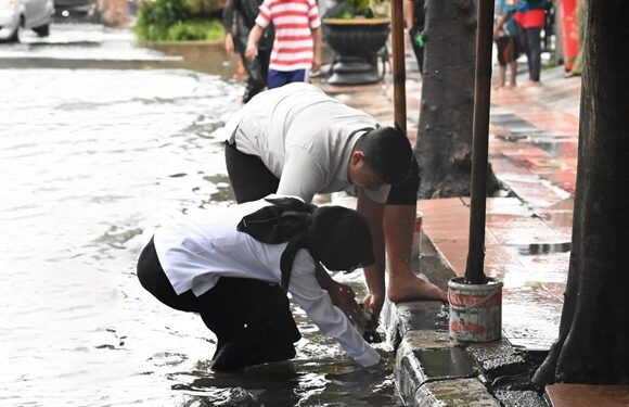 Mbak Vinanda Tinjau Banjir di Kota Kediri, Pungut Sampah yang Tutup Gorong-gorong