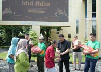 Kantor Imigrasi Kediri Bagikan Ratusan Paket Daging Kurban ke Masyarakat