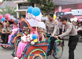 Kapolres Kediri Kayuh Becak Antarkan 27 Personel Polres Kediri Purna Tugas
