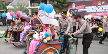 Kapolres Kediri Kayuh Becak Antarkan 27 Personel Polres Kediri Purna Tugas