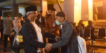 Gus Qowim Sambut Kedatangan Jemaah Haji Kota Kediri