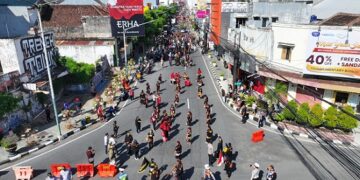 Kirab Muharram 1447 H, Mbak Wali dan Gus Qowim Jalan Kaki dari Masjid Agung