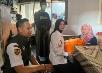 Gerak Cepat, Mbak Wali Bantu Penjual Nasgor Korban Kebakaran