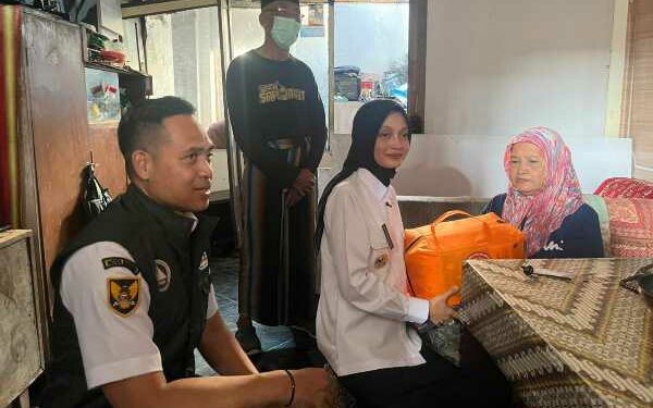 Gerak Cepat, Mbak Wali Bantu Penjual Nasgor Korban Kebakaran