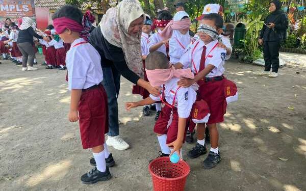 Permainan Unik Sambut Siswa Baru di Kota Kediri