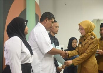 Serahkan Ijazah Kesetaraan, Mbak Wali Targetkan Tidak Ada Angka Putus Sekolah di Kota Kediri