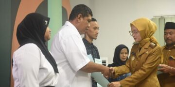Serahkan Ijazah Kesetaraan, Mbak Wali Targetkan Tidak Ada Angka Putus Sekolah di Kota Kediri