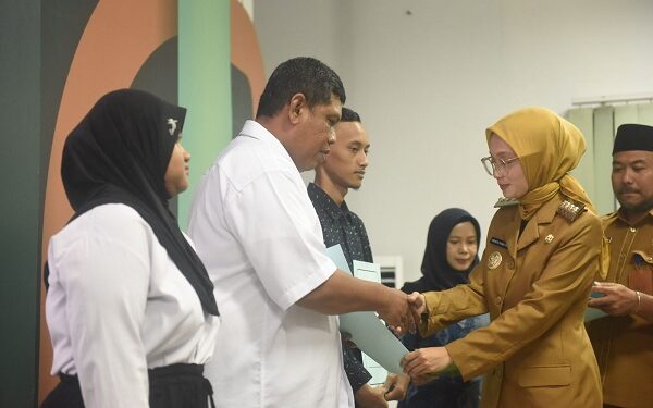 Serahkan Ijazah Kesetaraan, Mbak Wali Targetkan Tidak Ada Angka Putus Sekolah di Kota Kediri
