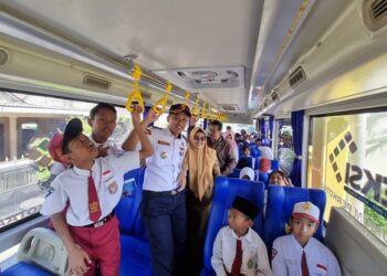 Transportasi Aman dan Gratis, Dishub Kota Kediri Kenalkan Bus Sekolah kepada Siswa Baru