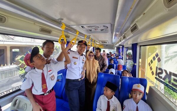 Transportasi Aman dan Gratis, Dishub Kota Kediri Kenalkan Bus Sekolah kepada Siswa Baru