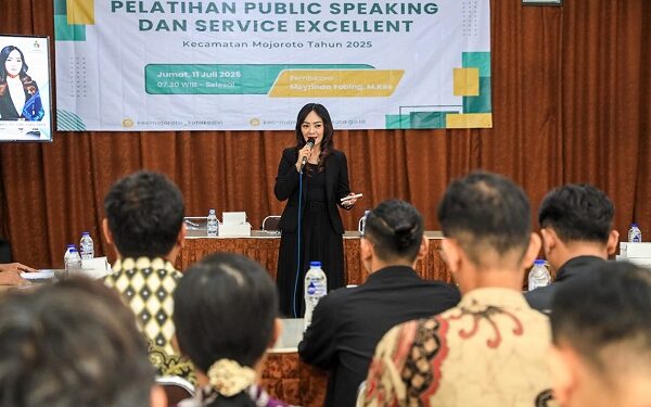 Tingkatkan Pelayanan Publik yang Prima, Kecamatan Mojoroto Hadirkan Pelatihan Public Speaking Petugas Kelurahan