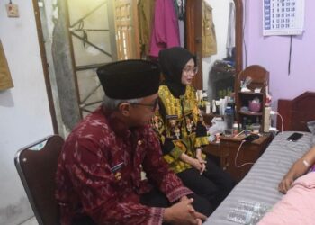 Bukti Kepedulian Terhadap Jajarannya, Mbak Wali dan Gus Qowim Jenguk Lurah Bawang