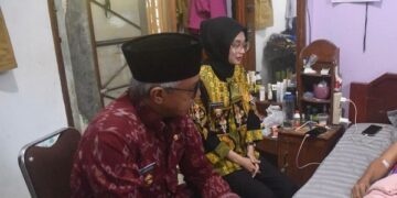 Bukti Kepedulian Terhadap Jajarannya, Mbak Wali dan Gus Qowim Jenguk Lurah Bawang