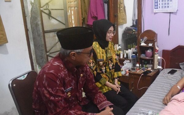 Bukti Kepedulian Terhadap Jajarannya, Mbak Wali dan Gus Qowim Jenguk Lurah Bawang