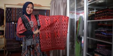 Kepincut Motifnya yang Cantik, Istri Wali Kota Probolinggo Borong Tenun Ikat Bandar Kidul Kota Kediri