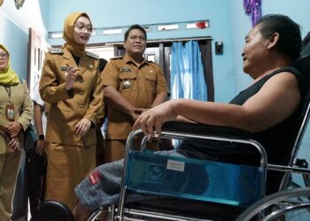 Kunjungi Rumah Warga, Mbak Wali Serahkan Bantuan Alat Bantu Mobilitas dan Bantuan Biaya Hidup