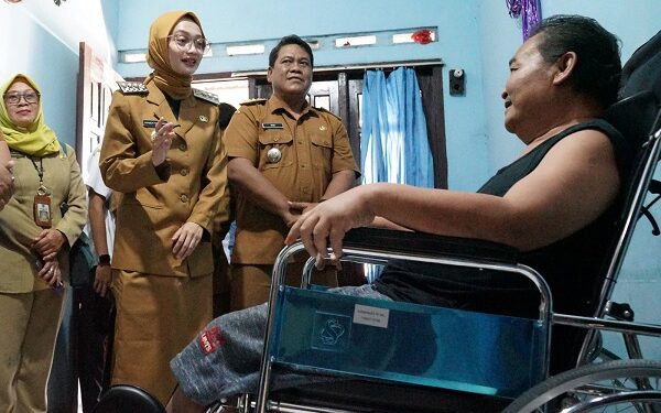 Kunjungi Rumah Warga, Mbak Wali Serahkan Bantuan Alat Bantu Mobilitas dan Bantuan Biaya Hidup